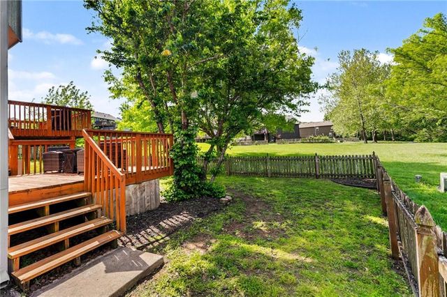 1127 Cardinal Drive, Liberty, MO 64068