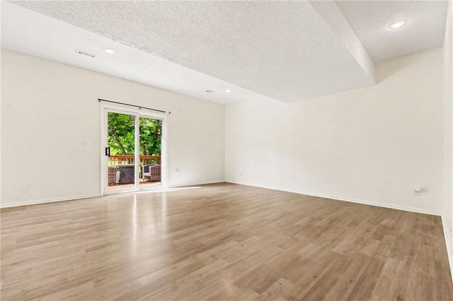 1127 Cardinal Drive, Liberty, MO 64068