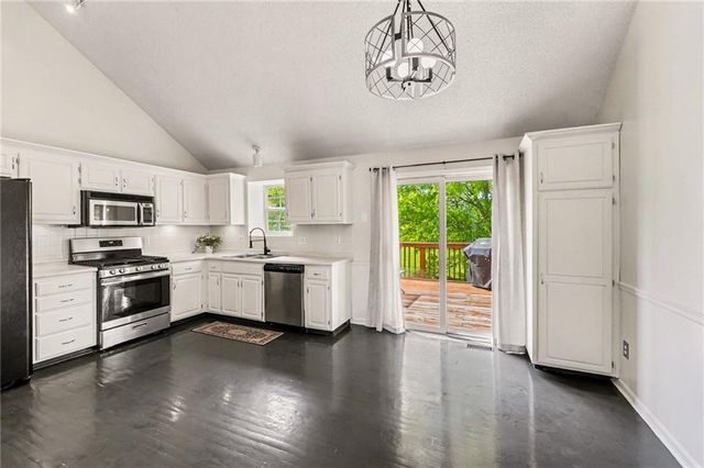 1127 Cardinal Drive, Liberty, MO 64068