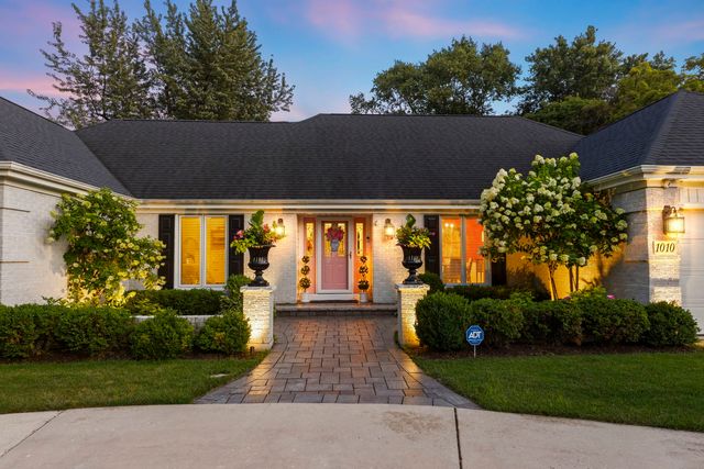 1010 Thunderbird Lane, Naperville, IL 60563