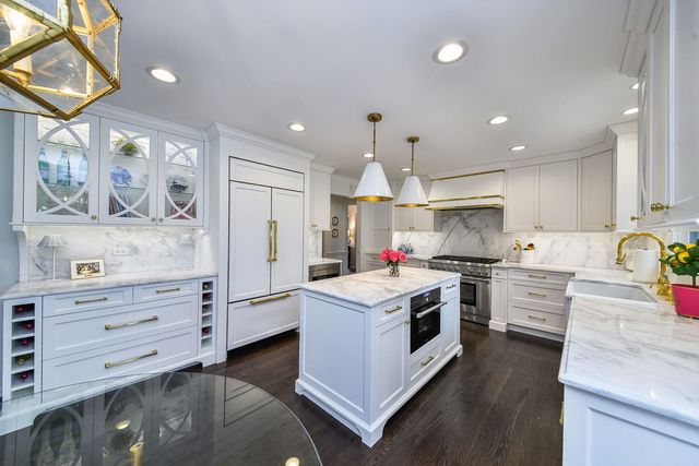 1010 Thunderbird Lane, Naperville, IL 60563