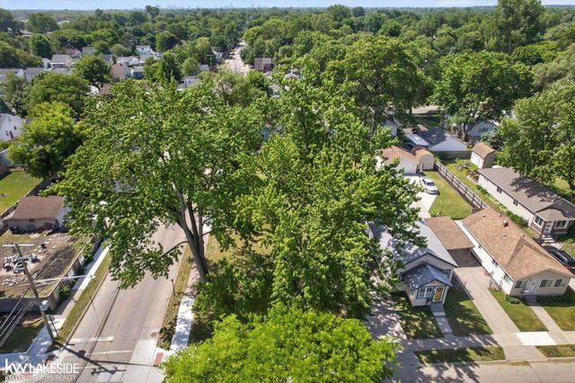 1336 E Meyers Avenue, Hazel Park, MI 48030