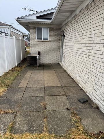 8309 Potomac Street, Center Line, MI 48015