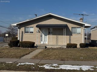 8309 Potomac Street, Center Line, MI 48015
