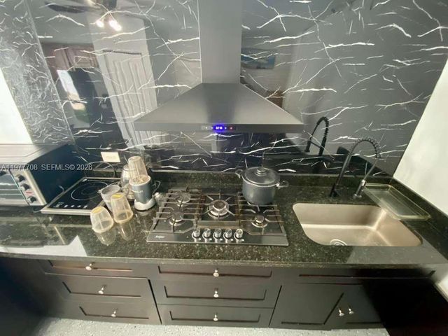 7110 Hope St, Hollywood, FL 33024