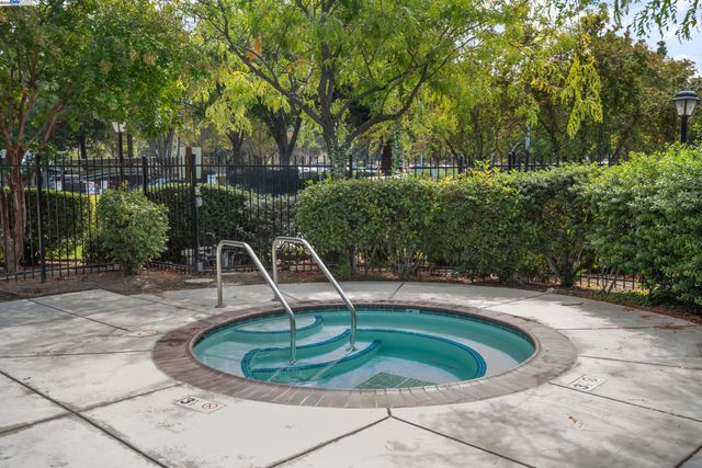 2193 Lakeview Cir, Pittsburg, CA 94565
