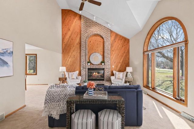 10510 N Stratford PLACE, Mequon, WI 53092