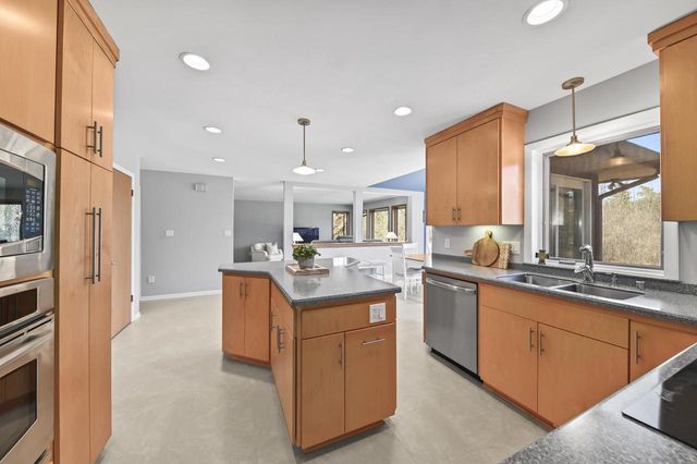 10510 N Stratford PLACE, Mequon, WI 53092