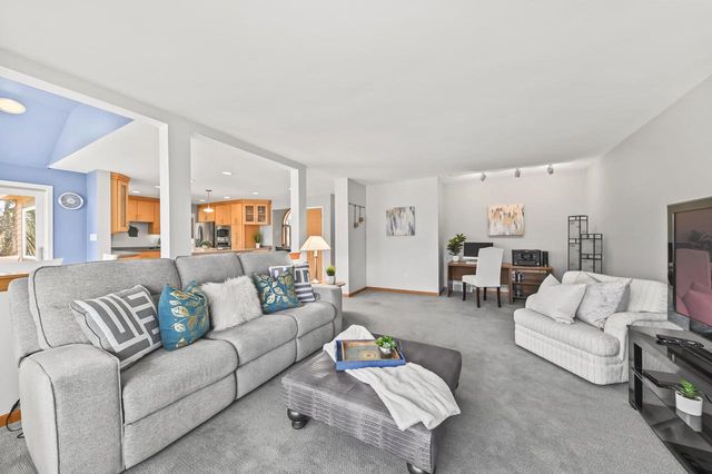 10510 N Stratford PLACE, Mequon, WI 53092