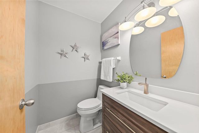 10510 N Stratford PLACE, Mequon, WI 53092