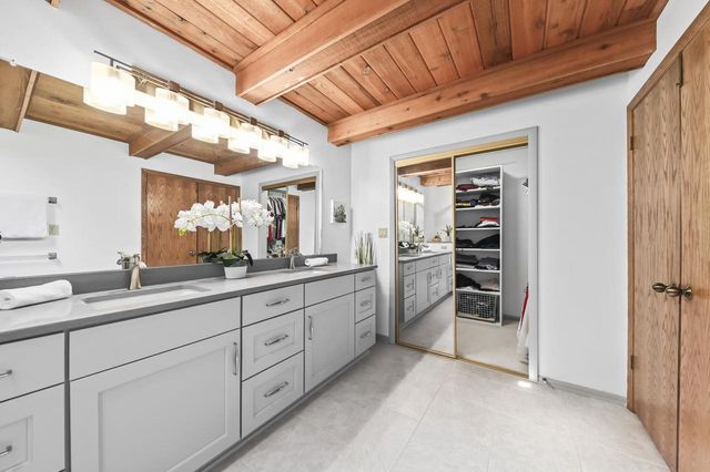 10510 N Stratford PLACE, Mequon, WI 53092