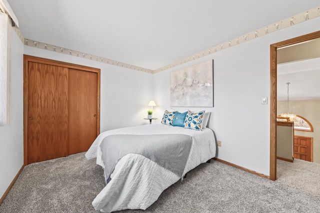 10510 N Stratford PLACE, Mequon, WI 53092