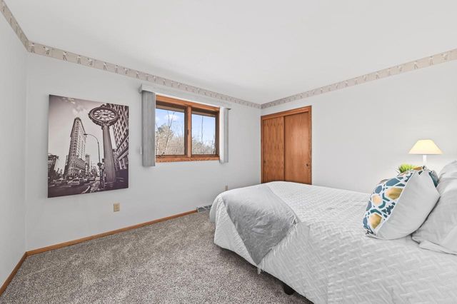 10510 N Stratford PLACE, Mequon, WI 53092