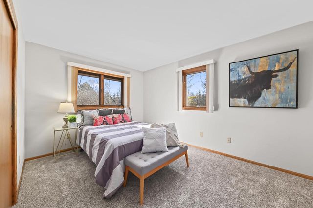 10510 N Stratford PLACE, Mequon, WI 53092