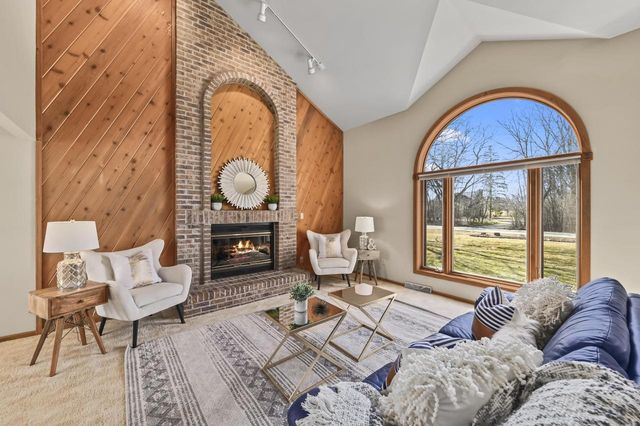 10510 N Stratford PLACE, Mequon, WI 53092