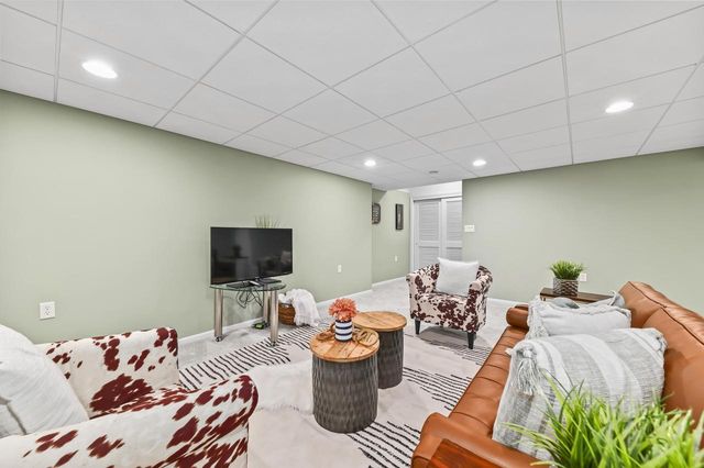 10510 N Stratford PLACE, Mequon, WI 53092