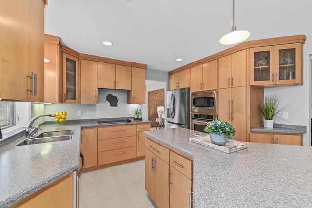 10510 N Stratford PLACE, Mequon, WI 53092