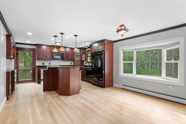 15 N Precinct St, Lakeville, MA 02347