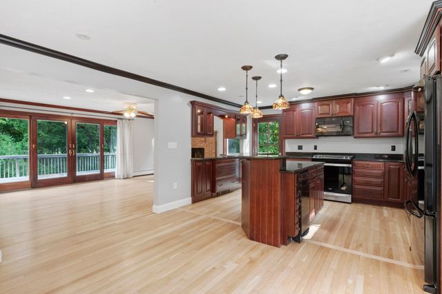 15 N Precinct St, Lakeville, MA 02347