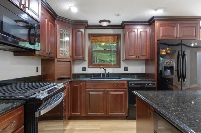 15 N Precinct St, Lakeville, MA 02347