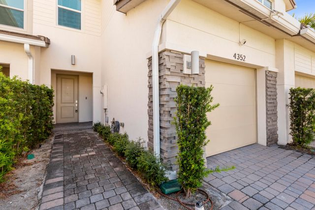 4352 Veleiros Avenue, Lighthouse Point, FL 33064