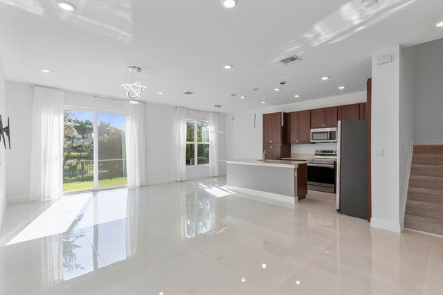 4352 Veleiros Avenue, Lighthouse Point, FL 33064