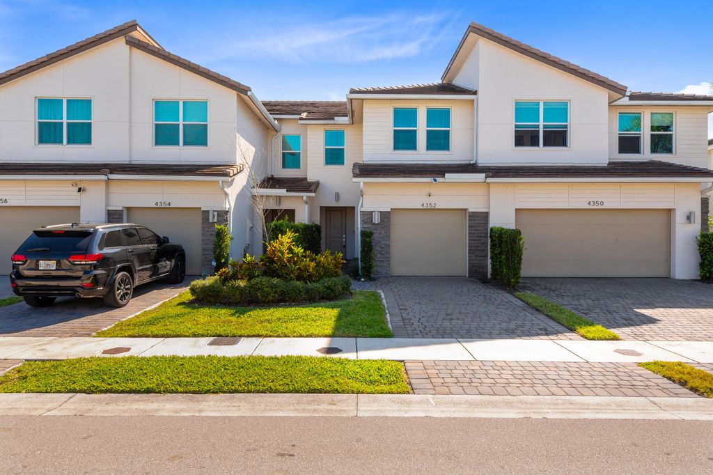 4352 Veleiros Avenue, Lighthouse Point, FL 33064