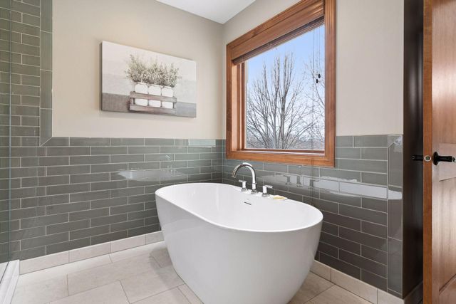 572 Spruce Circle, Eagan, MN 55123