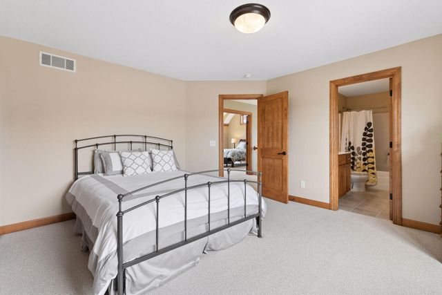 572 Spruce Circle, Eagan, MN 55123