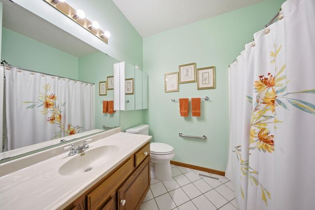 4852 Hillvale Avenue N, Oakdale, MN 55128