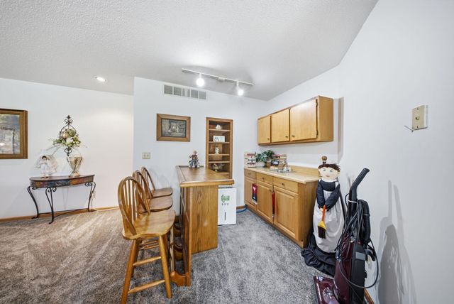 4852 Hillvale Avenue N, Oakdale, MN 55128