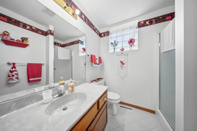 4852 Hillvale Avenue N, Oakdale, MN 55128