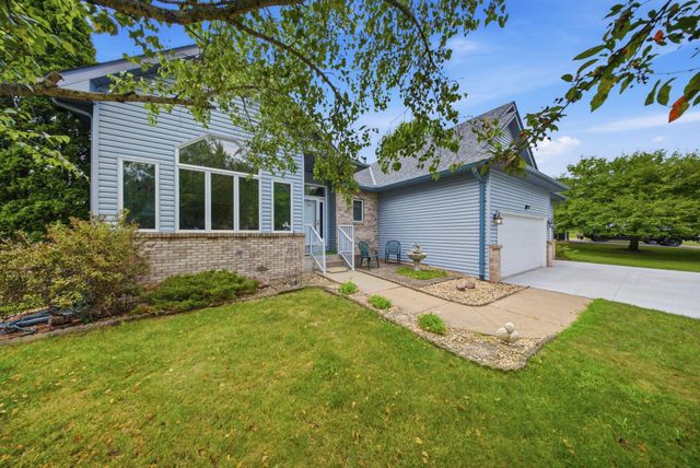 4852 Hillvale Avenue N, Oakdale, MN 55128
