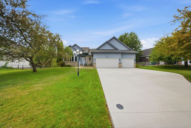 4852 Hillvale Avenue N, Oakdale, MN 55128