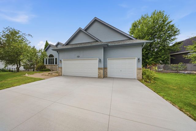 4852 Hillvale Avenue N, Oakdale, MN 55128