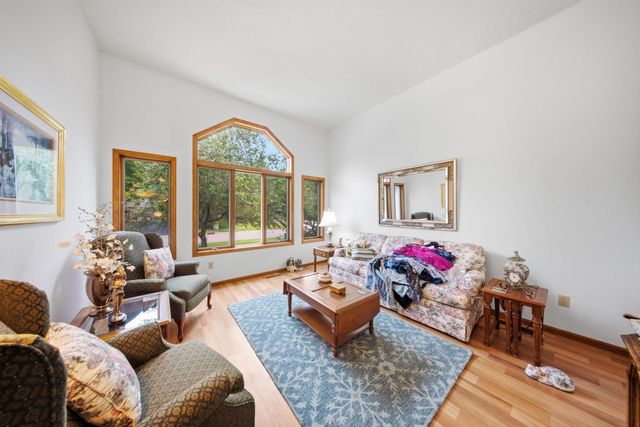 4852 Hillvale Avenue N, Oakdale, MN 55128