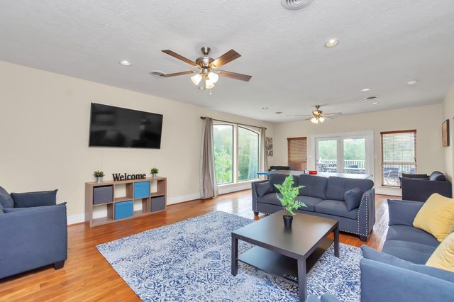 1730 Lakeshore Drive, Kingwood, TX 77339