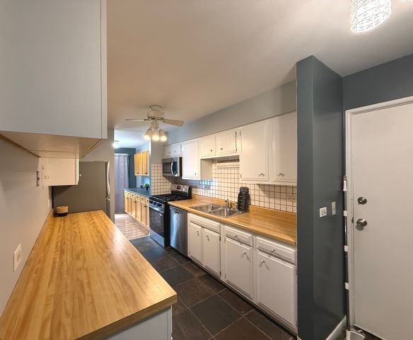6818 ROBERTS Drive 7, Woodridge, IL 60517