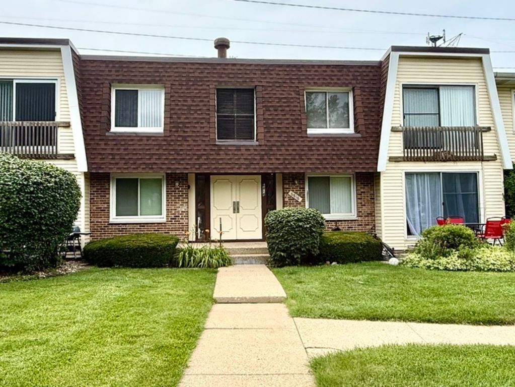 6818 ROBERTS Drive 7, Woodridge, IL 60517