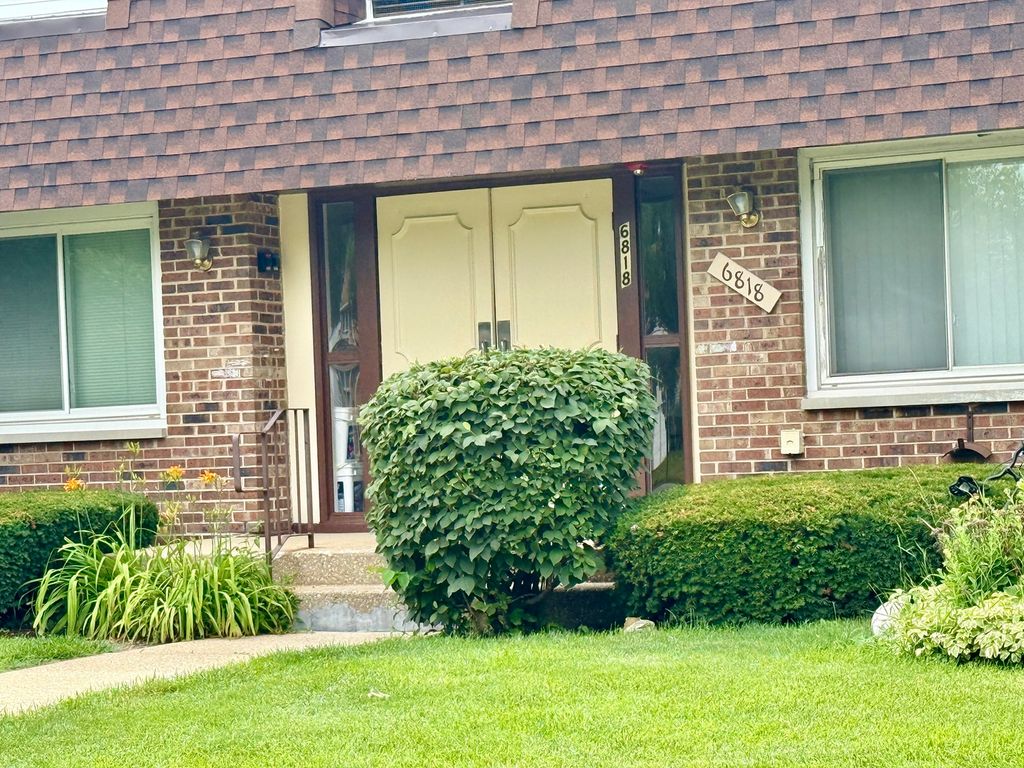 6818 ROBERTS Drive 7, Woodridge, IL 60517 — photo 2