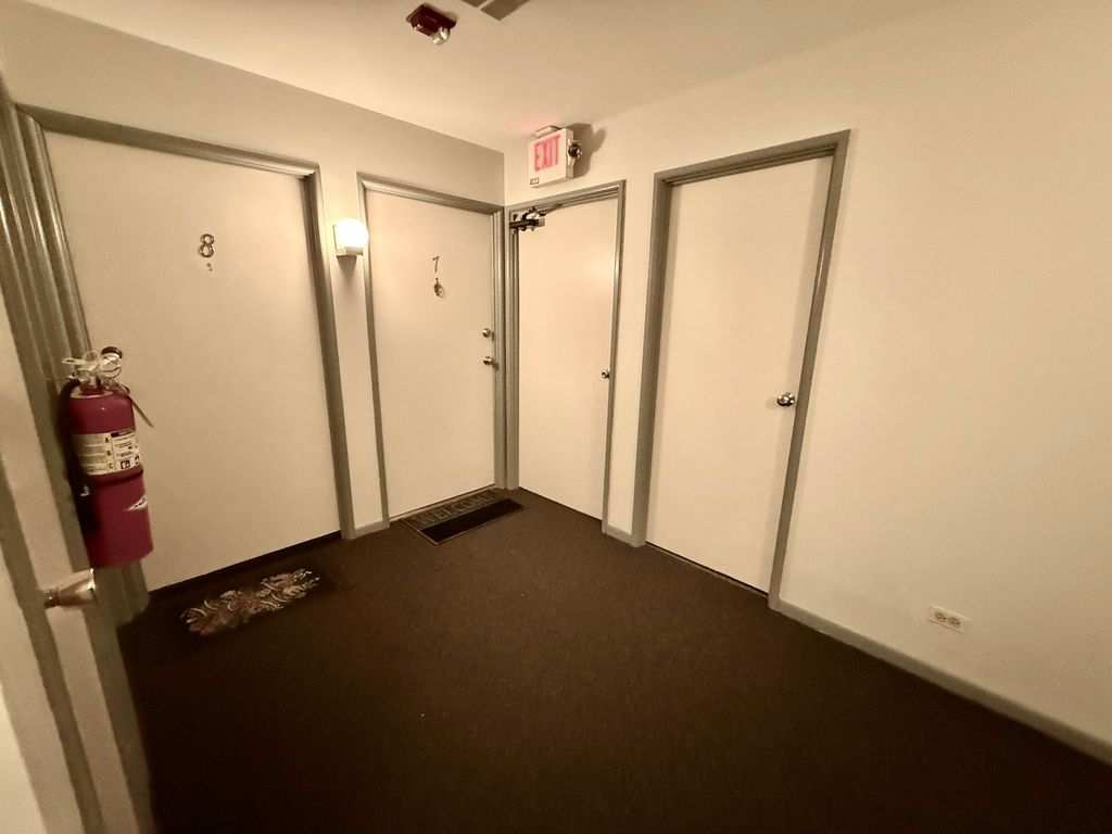 6818 ROBERTS Drive 7, Woodridge, IL 60517 — photo 4