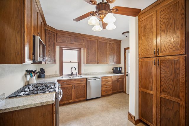 808 N D Street, Indianola, IA 50125