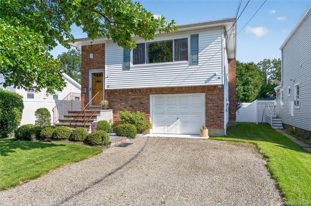 15 1st Avenue, Bayville, NY 11709