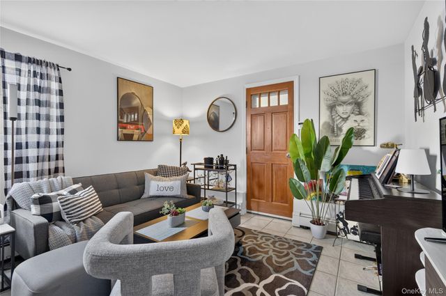 15 1st Avenue, Bayville, NY 11709