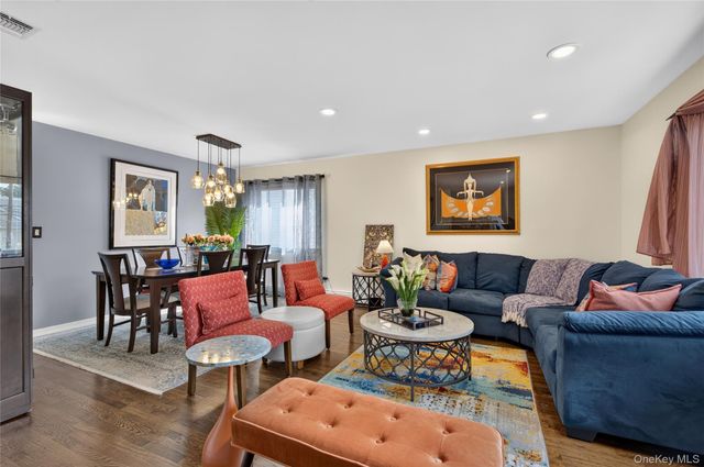 15 1st Avenue, Bayville, NY 11709