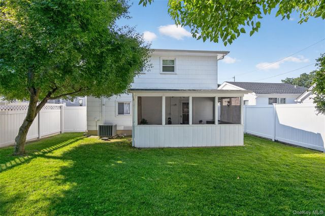 15 1st Avenue, Bayville, NY 11709