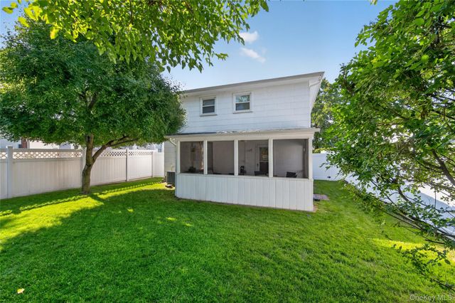 15 1st Avenue, Bayville, NY 11709