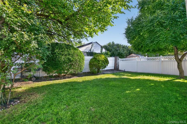 15 1st Avenue, Bayville, NY 11709