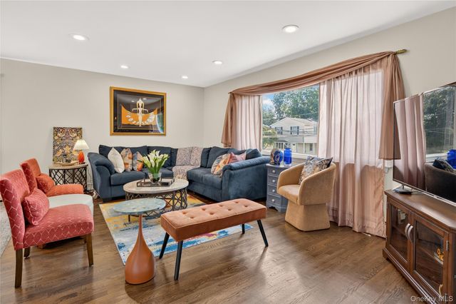 15 1st Avenue, Bayville, NY 11709