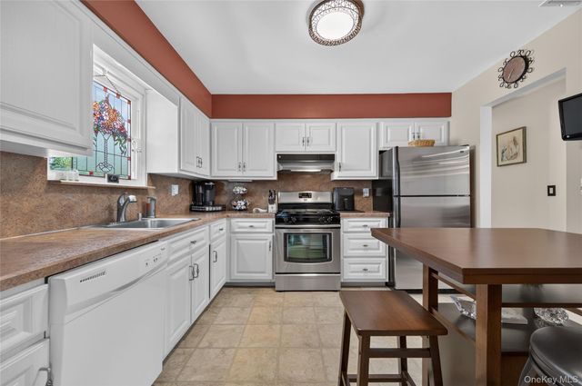 15 1st Avenue, Bayville, NY 11709